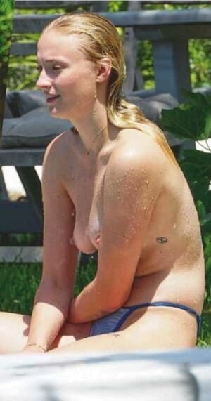 Sophie turner topless
