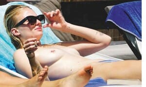 Sophie turner enjoys being naked in the beach